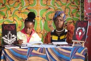 Bisma (Faith Omole, r.) träumt davon, dass "Lady Parts" internationale Berühmtheit erlangt – und sie und ihre Tochter Imani (Okpenerho Edesiri, l.) dadurch dem Leben am Comic-Stand auf dem Markt entkommen könnten. Bisma (Faith Omole, r.) träumt davon, dass "Lady Parts" internationale Berühmtheit erlangt – und sie und ihre Tochter Imani (Okpenerho Edesiri, l.) dadurch dem Leben am Comic-Stand auf dem Markt entkommen könnten.