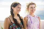 Mimmi (Allie Bertram, li.) und Ondina (Isabel Durant, re.) sind sicher, dass sie den Kampf gegen den Wasserdrachen gemeinsam gewinnen können.