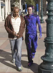 Turk (Donald Faison, l.) holt J.D. (Zach Braff, r.) nach dem ganzen Trouble von der Polizeiwache ab ...