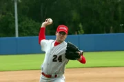 Beim Dreh eines Anti-Drogen-Spots bricht sich der berühmte Baseballspieler Hank Wiggen (Scott Foley) völlig unvermittelt den Oberarm.