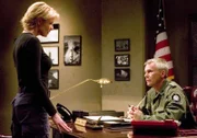 O'Neill (Richard Dean Anderson, re.) will, dass Carter (Amanda Tapping, li.) das Problem mit Colson löst...