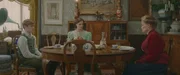 Großmutter (Estrid Barton, r.) meint es ernst mit der Erziehung ihrer Enkelkinder Henry (Frankie Minchella, l.) und Theodosia (Eloise Little, M.). Los geht es mit Theos neuem Outfit!