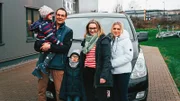 Ina (5) hat einen seltenen Gendefekt und ist auf einen Therapiestuhl und regelmäßige Arzt- und Therapiebesuche angewiesen. Die Familie braucht dringend einen Transporter mit Rampe. Wird Expertin Karola Becker (re.) helfen können?