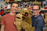 Eric Mayer spielt den "hessischen Hamster". Der "pur+"-Moderator tritt zusammen mit Puppenspieler Martin Reinl und diversen Handpuppen auf der Bühne auf.