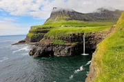 Die schöne Natur dominiert auf den Färöer-Inseln. Der Wasserfall Múlafossur ist malerisch.