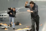 Bei einer Verfolgungsjagd auf der Autobahn wurde auf einen Tanker geschossen, der daraufhin explodiert ist. Semir (Erdogan Atalay, re.) und Chris (Gedeon Burkhard) rennen zu einem Wagen ihrer Kollegen von der Drogenfahndung, der sich überschlagen hat...