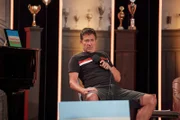 Rolf Miller ist wohl einer der konsequentesten Minimalisten auf den deutschen Kabarettbühnen. In seiner odenwäldischen Mundart beweist der "Meister der Halbsätze", dass oft den stärksten Eindruck hinterlässt, was gar nicht ausgesprochen wird.