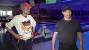 Im Duell der Kindheitsfreunde Michael (re.) und Dieter steht es unentschieden. Beim Bowling soll nun der Sieger ermittelt werden.