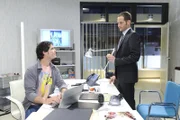 David (Lee Rychter, r.) bietet Alexander (Paul Grasshoff, l.) Geld für seine Oktupus-Anteile. Doch was wird Alexander machen?