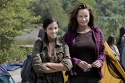 Nach einer Invasion feindlicher Aliens liegt die Welt in Trümmern. Anne (Moon Bloodgood, r.) nimmt die junge Medizinstudentin Lourdes (Seychelle Gabriel, l.) unter ihre Fittiche, die in der provisorischen Klinik aushilft, um die Überlebenden zu versorgen ...