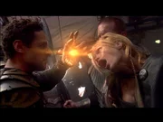Weil Ishta (Jolene Blalock, re.) nicht reden will, quält Moloc (Royston Innes, re.) sie immer weiter...