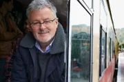 Welten-Saga Die Schätze Indiens Christopher Clark bei einer Zugfahrt mit der Kalka-Shimla-Schmalspurbahn