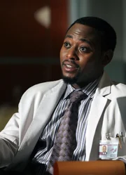 Dr. Foreman (Omar Epps) und seine Kollegen spekulieren, ob Dr. House nach dem Absetzen der Schmerzmittel seiner Aufgabe als Arzt überhaupt noch gewachsen ist.