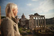 Dr. Eve MacDonald, Archäologin und Dozentin für Alte Geschichte mit Schwerpunkt Römisches Reich, steht vor dem Forum Romanum in Rom.
