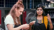 Fromme Törtchen Kozhukkattai: Laavanja Sinnadurai (r.) und Nicole Freudiger in der Backküche.