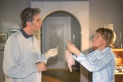 Schmidt (Walter Sittler) will seine erste OP mit der linken Hand an einem toten Hühnchen üben und bittet Nikola (Mariele Millowitsch), ihm zu assistieren. Doch die albert mit dem "Patienten" lieber rum...