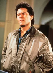 Curros (A Martinez) Vater Hector Rangel ist von einem Bullen getötet worden. Columbo macht gerade Urlaub in der Gegend und hilft dem Polizeichef bei den Ermittlungen.