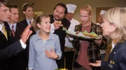 Alle Hotelangestellten halten Alex (Wolke Hegenbarth, Mi.) für ihre Mutter Anke und brummen ihr die Verantwortung für die Organisation der Preisverleihung auf...
