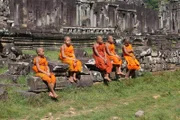 Welten-Saga Die Schätze Südostasiens  Die Tempel von Angkor Wat sind heute Pilgerstätte für buddhistische Mönche.