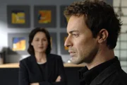 Engelhardt (Charlotte Schwab) macht ihrem neuen Mitarbeiter Chris Ritter (Gedeon Burkhard) klar, dass sie ihm nicht vertraut...