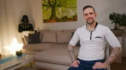 Daniel, 46, Filialleiter aus Niederösterreich, sucht die Frau fürs Leben – und dabei weiß er genau, was er will. „Die Größe, Haarfarbe und Hautfarbe meiner Zukünftigen ist mir ziemlich egal. Doch worauf ich schau, ist ein schönes Lächeln und auf einen hübschen Po“, schmunzelt er. Was das Alter betrifft: „Sie sollte zwischen Ende 20 und Ende 30 sein, weil ich noch einen Kinderwunsch habe.“ Daniel legt großen Wert auf sein Äußeres, ist aber noch nicht ganz zufrieden: „Ich habe zum Beispiel einen kleinen Bauch.“ Den versucht er dann gleich mit kleinen Sportübungen zum Schmelzen zu bringen. Beruflich hat er seine Ziele schon erreicht, er ist Filialleiter in einem Spielwarengeschäft. „Aber privat wollte ich schon ganz wo anders sein. Ich hatte immer die Vorstellung, dass ich mit Ende 20 die klassische Familie mit Haus habe“, und genau das wünscht sich der 46-Jährige jetzt mit Hilfe der „Liebesg’schichten und Heiratssachen“. In der Vergangenheit dauerten seine Beziehungen meist etwa zwei Jahre. Um sich vor Verletzungen zu schützen, hielt er die Frauen oft auf Distanz. Er erinnert sich zurück: „Bei meiner Hochzeit vor zehn Jahren habe ich sogar kalte Füße bekommen und sie abgeblasen.“ Mittlerweile hat Daniel aus seinen Fehlern gelernt und ist bereit, sein Herz zu verschenken. Der Niederösterreicher hat viele Tattoos. Auf die Frage, wie viele noch dazukommen werden, meint er verschmitzt: „Hoffentlich die Namen meiner zukünftigen Frau und meiner Kinder.“
