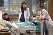 (v.l.n.r.) Adriana (Briana Venskus-Vazquez); Dr. Monica Beltran (Natalie Morales); Dr. Jules Millin (Adelaide Kane)