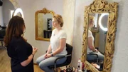 Braut Silvia (r.) erklärt der Stylistin (l.) ihre Make-Up-Vision.