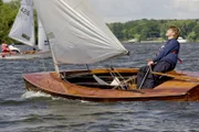 Fritz (Guido Hammesfahr) hat das Segeln nicht verlernt und genießt seinen Ausflug auf dem Wasser.