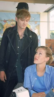 Alex (Wolke Hegenbarth) versucht Daniels Kumpel Philip (Conny Herrford) davon abhalten, Claudia zu erzählen, was mit Daniel los ist.