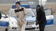 Viktor Hagen (Götz Schubert, l.) wird von seinen Schergen (Komparsen) aus dem Gefängnistransporter befreit.
