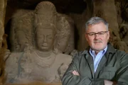 Welten-Saga Die Schätze Indiens Christopher Clark vor der dreiköpfigen Gottheit Shiva