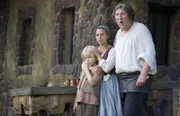 Auch Jorindes Familie wird vom Ritter und der Zauberin bedroht (von links: Mika Seidel, Naomi Krauss, Veit Stübner).