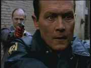 Nichts ahnend konnte sich der Frauenmörder Lukesh (Dylan Haggerty, l.) an Doggett (Robert Patrick, r.) aus dem Hinterhalt anschleichen ...