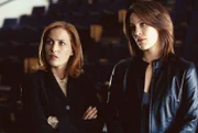 Als ein älteres Ehepaar offenbar Opfer eines satanischen Ritualmords wird, sind Dana Scully (Gillian Anderson, l.) und Monica Reyes (Annabeth Gish, r.) davon überzeugt, es mit einem von Dämonen besessenen Täter zu tun zu haben ...