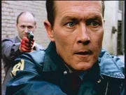 Dem Frauenmörder Lukesh (Dylan Haggerty, l.) gelingt es, Doggett (Robert Patrick) mit einem Angriff aus dem Hinterhalt zu überraschen.