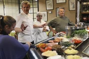 Kann Gordon Ramsay (2.v.l.) dem "La Frite" wieder auf die Füße helfen? Kann Gordon Ramsay (2.v.l.) dem "La Frite" wieder auf die Füße helfen?