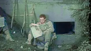 Ein amerikanischer Soldat entspannt sich mit einer Zeitung nach der Befreiung Roms durch die Alliierten am 4. Juni 1944. (Lou Reda Productions)