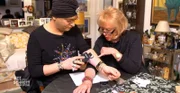 Julian F. M. Stoeckel und Stefanie Simon testen den "Rasieraufsatz fürs Smartphone".