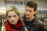 Lars (Alexander Klaws, r.) versucht Mia (Josephine Schmidt, l.) klarzumachen, dass er es ehrlich meint ...