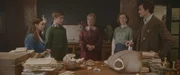 Familienkrise bei den Throckmortons - die Büste des Großvaters ist herunter gefallen. (von links nach rechts: Theodosia: Eloise Little, Henry: Frankie Minchella, Großmutter Throckmorton: Estrid Barton, Henrietta: Elisa Doughty und Alistair: Rik Young).