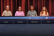 ARD GEFRAGT - GEJAGT FOLGE 889, "Alexander Bommes präsentiert beliebtes Quizformat", am Dienstag (12.08.25) um 18:00 Uhr im ERSTEN. Aufzeichnung zum ARD-Quiz „Gefragt-Gejagt“  Die Kandidaten (v.l.n.r. am Panel): Gerd Towara, Amelie Wesseling, Hüseyin Sevim, Lisa Schaschek.