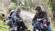 Richard Hammond (l.) und Jeremy Clarkson treten bei einem Offroad-Mobilitäts-Roller-Rennen in Wales an.
