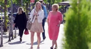 Braut Silvia (l.) wird von ihrer Mutter Irmgard (r.) begleitet.