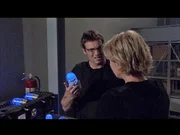 Daniel (Michael Shanks, li.) will wissen, was für eine Substanz das ist. Carter (Amanda Tapping, re.) vermutet, dass es Nervengift ist...
