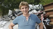 Fritz Fuchs (Guido Hammesfahr) ist sich sicher: Hier auf dem Schrottplatz geht etwas nicht mit rechten Dingen zu.