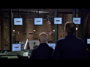Die beiden Sergeants (Gary Jones, li. und Rob Hayter, re.) müssen mit entsetzten feststellen, dass das Stargate verschwunden ist...
