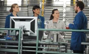 (v.l.) Brennan (Emily Deschanel), Cam (Tamara Taylor), Daisy (Carla Gallo) und Hodgins (TJ Thyne)  versuchen herauszufinden, wie der berühmte Kreuzworträtsel-Verfasser Lawrence Brooks zu Tode kam.  +++