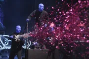 Als plötzlich J.D. bei ihnen auf der Bühne steht, ist die Blue Man Group völlig überrascht ...