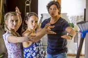 Ondina (Isabel Durant, li.), Mimmi (Allie Bertram, Mi.) und Zac (Chai Romruen, re.) versuchen den völlig außer Kontrolle geratenen Wischmop wieder unter Kontrolle zu bekommen.