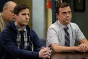Jake Peralta (Andy Samberg, l.); Charles Boyle (Joe Lo Truglio, r.)